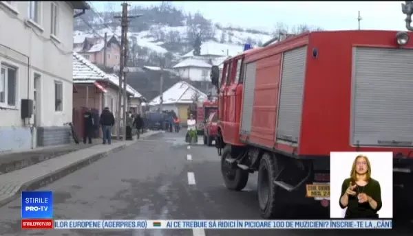 Un bărbat imobilizat la pat ar fi dat foc casei, în Mureş. Omul a murit carbonizat