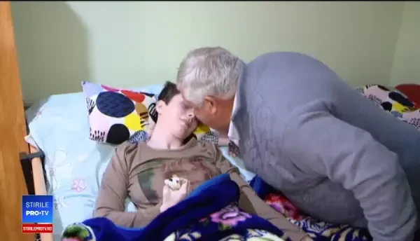 Apel pentru salvarea unei tinere imobilizate la pat. Ana a fost accidentată în drum spre școală