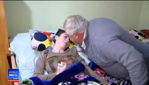 Apel pentru salvarea unei tinere imobilizate la pat. Ana a fost accidentată în drum spre școală