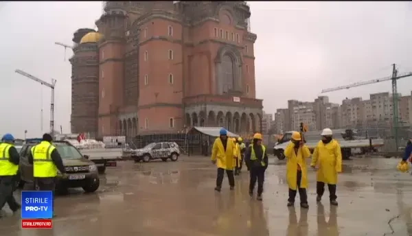 1.000 de oameni muncesc în trei schimburi și pregătesc Catedrala Mântuirii pentru sfințirea de duminică