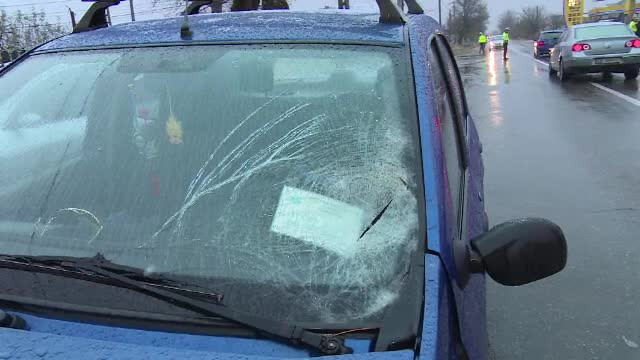 O femeie de 40 de ani a murit lovită de o mașină, sub ochii fiicei sale