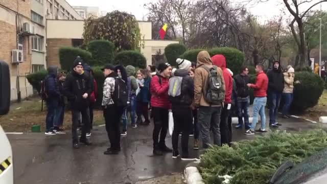 Zeci de studenți evacuați, după ce au simțit un miros înțepător