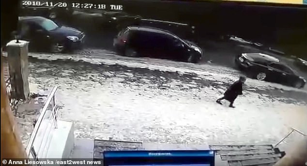 IMAGINI ŞOCANTE! Momentul în care o femeie este strivită de o bucată de gheaţă, în centrul oraşului