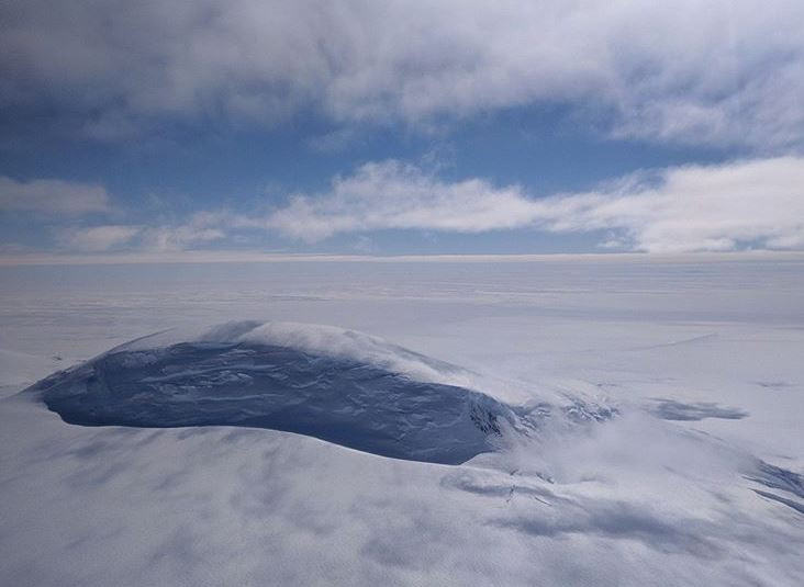 Peisaj magnific, surprins de NASA: Muntele Nickens din Antarctica