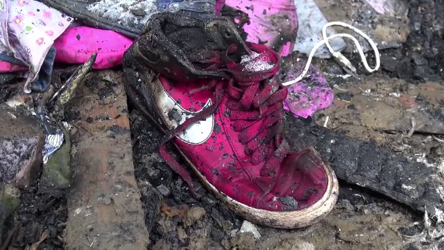 Patru copii mici, în pericol de moarte după ce mama i-a lăsat singuri. Ce au făcut în casă