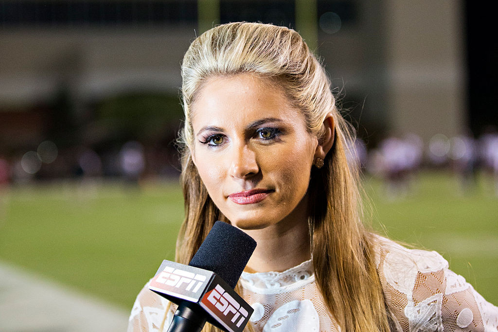 Pățania unei jurnaliste aflate la marginea unui teren de fotbal. VIDEO