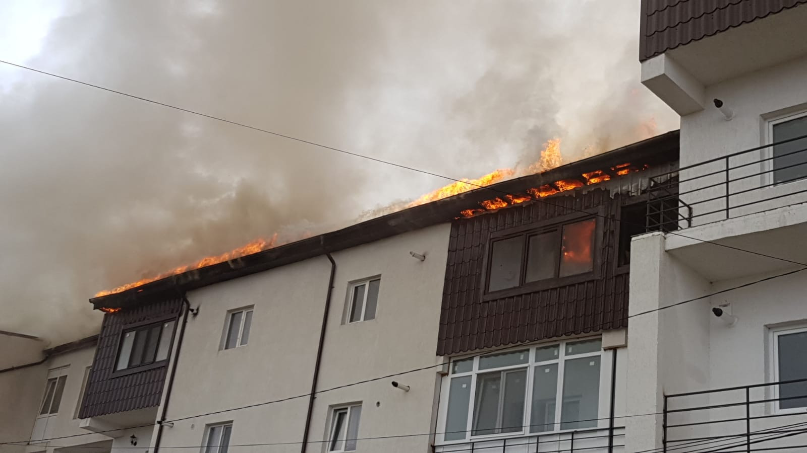 Incendiu în Chiajna. Trei blocuri cuprinse de flăcări uriaşe: în zonă nu există hidranţi. VIDEO