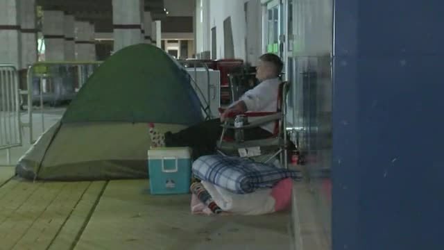 A stat în cort 7 zile în faţa unui magazin ca să prindă oferta de Black Friday