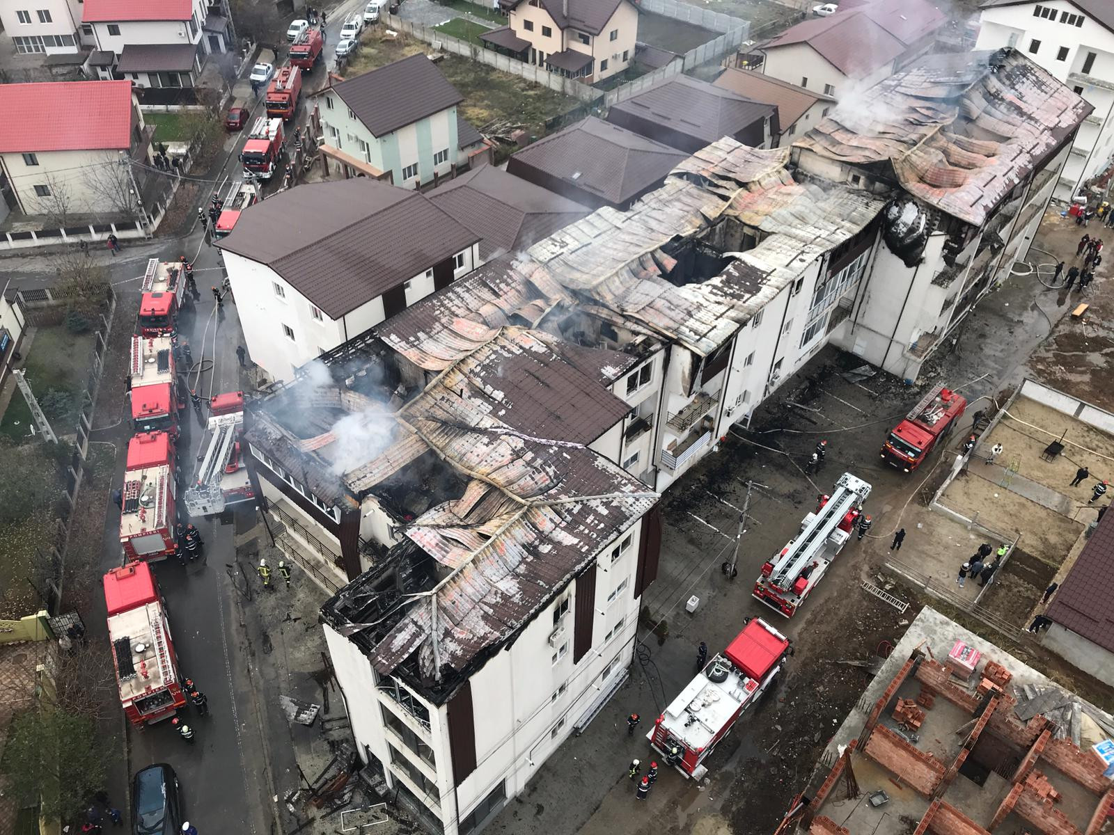 Cum arată blocurile din Chiajna după stingerea incendiului. Imagini FILMATE cu drona