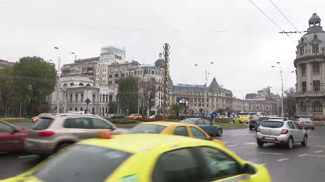 Primăria Capitalei a amplasat la Universitate o imitație a ”Coloanei infinitului”. FOTO