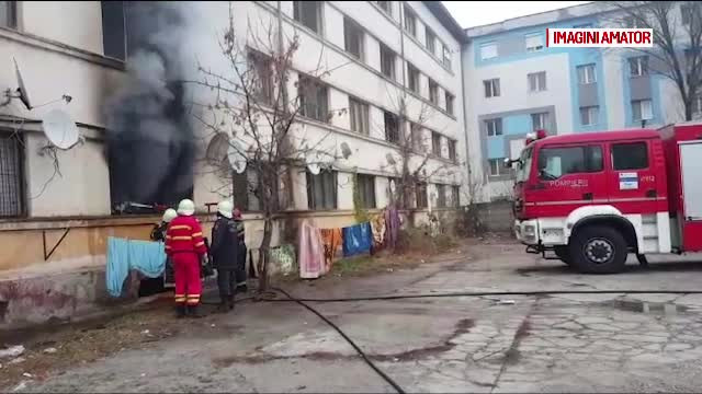 Incendiu devastator într-un bloc din Slatina. O femeie a murit