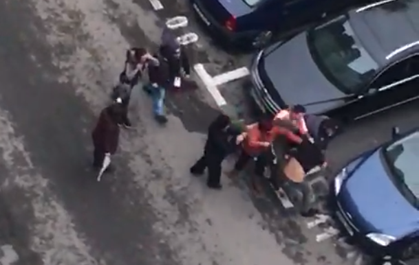 Încăierare pentru un loc de parcare, în Capitală. A fost nevoie de intervenția poliției. VIDEO