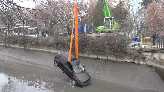 Mașină scoasă din canalul râului Mureș după 2 săptămâni. Un tânăr a murit captiv