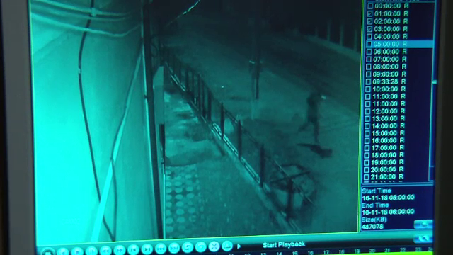 Doi tineri din Dâmbovița au vrut să spargă un bancomat cu ciocanul. ”Am fost puțin beat”