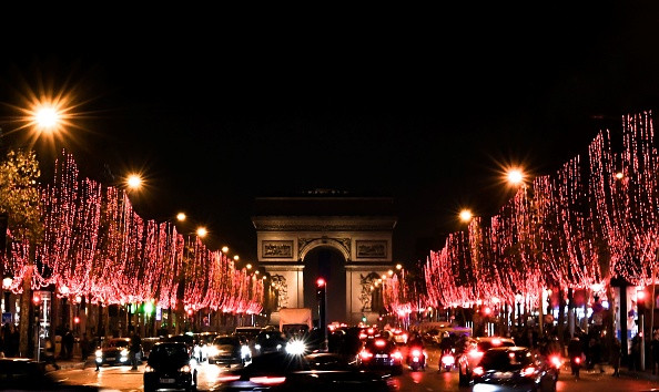 Luminițele de Crăciun aprinse în Paris. Un milion de LED-uri pe Champs-Élysées