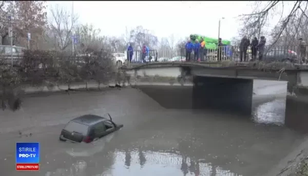 Mașină scoasă din canalul râului Mureș după 2 săptămâni. Un tânăr a murit captiv