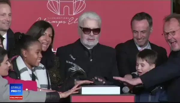 Luminițele de Crăciun aprinse în Paris. Un milion de LED-uri pe Champs-Élysées