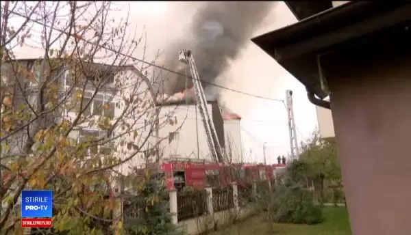 Trei blocuri au ars în Chiajna. Ce i-a impiedicat pe pompieri să stingă focul mai repede