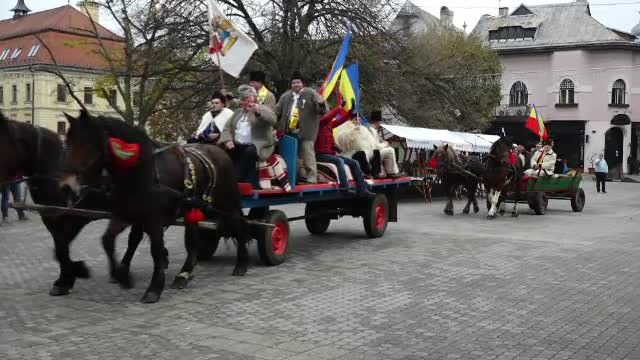 10 căruțe cu peste 100 de oameni au plecat din Baia Mare pentru a reface drumul Marii Uniri