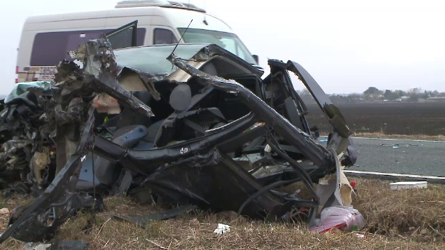 Un șofer a murit după un impact violent cu un TIR. Bucăți din mașina avariată au zburat
