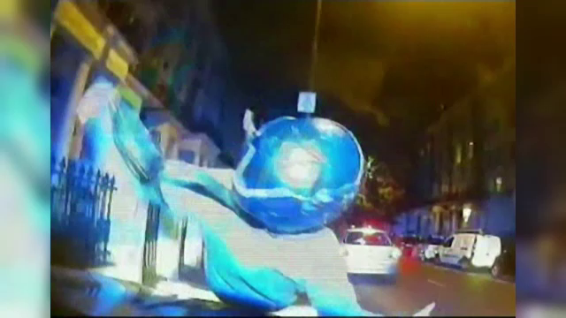 Hoți pe scutere, loviți cu mașina de polițiști. Imagini filmate cu camera de bord