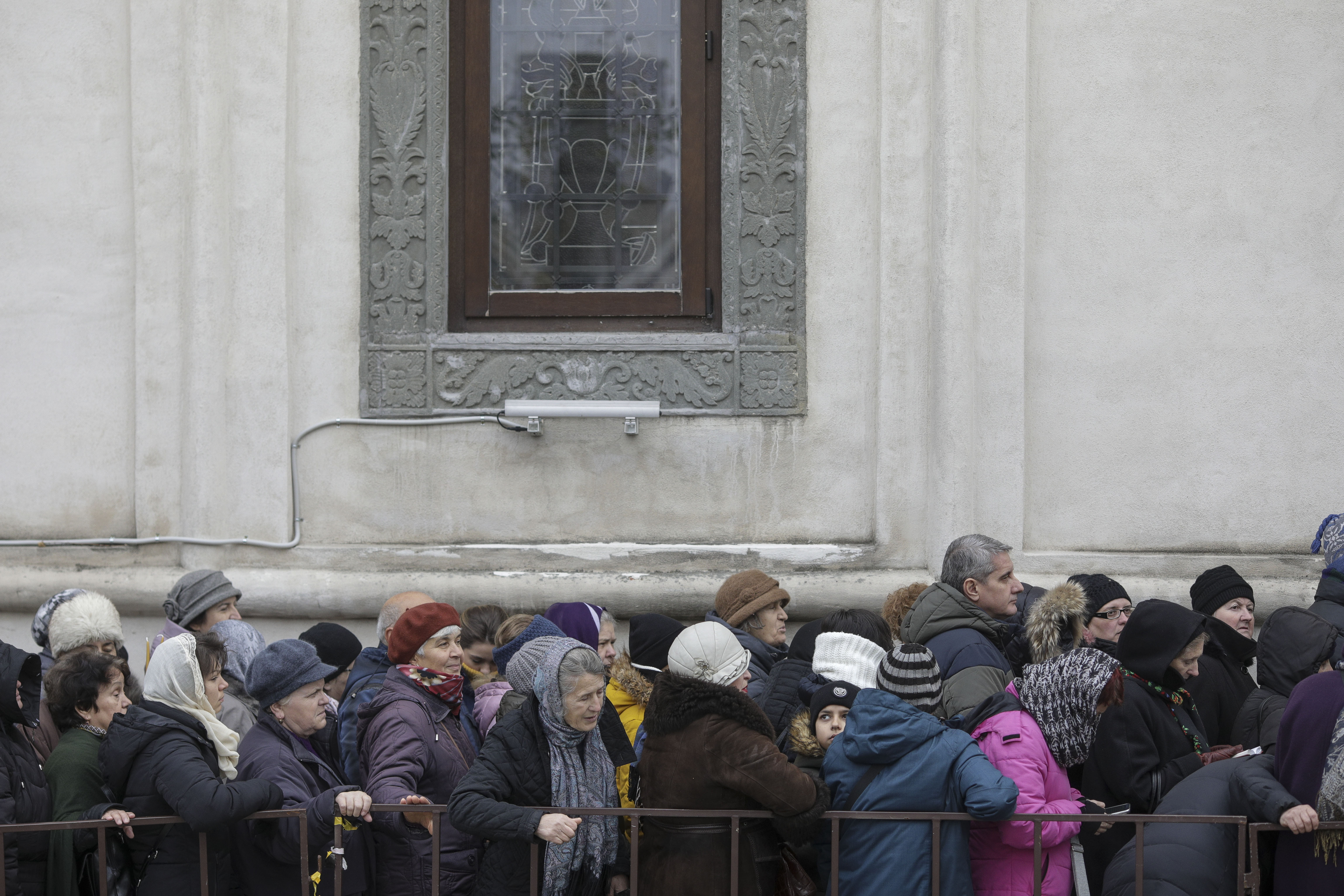 Credincioșii, aduși cu autocarele la slujba de sfințire a Catedralei Mântuirii Neamului