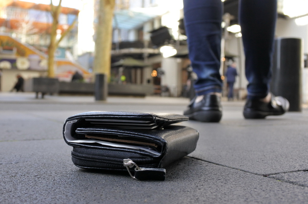 Reacţia a doi copii de 13 ani, din Buzău, care au găsit pe stradă o sumă mare de bani