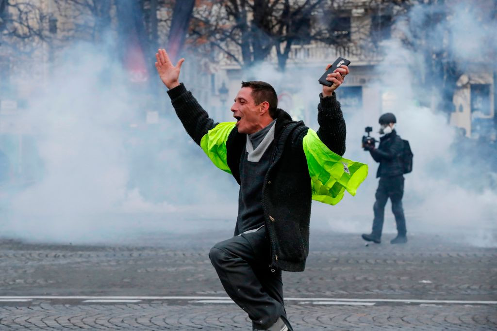 Protest violent în Paris. Manifestanții ”vestele galbene”, ciocniri cu forțele de ordine. LIVE