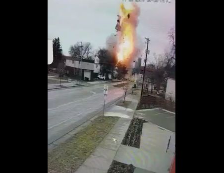 Momentul în care o casă sare în aer, surprins de camere. VIDEO