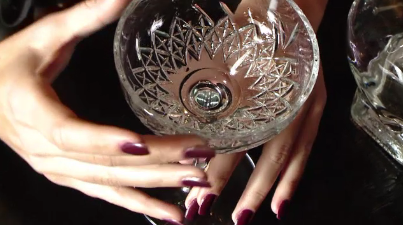 Tot mai multe românce, dependente de alcool. Statistică îngrijorătoare în rândul femeilor educate