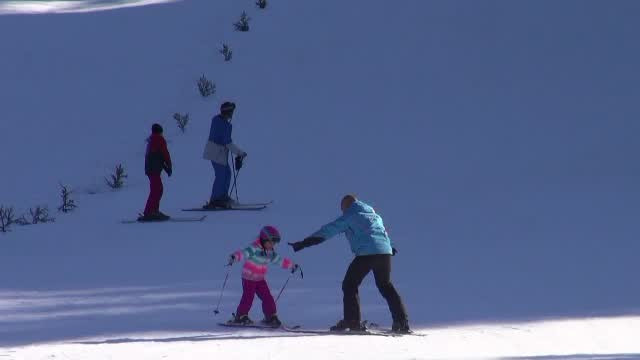 Primul weekend de schi la munte. Pârtiile pentru începători, deschise la Azuga