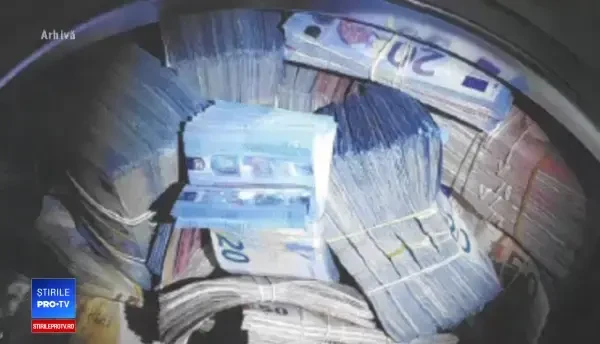 Sumă uriașă de bani găsită în mașina de spălat a unui tânăr. Ce a urmat