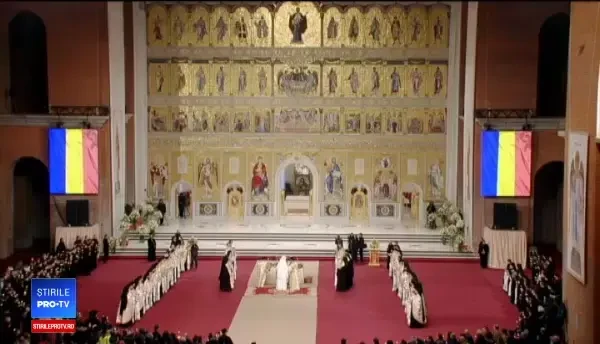 Prima slujbă oficiată în Catedrala Neamului. Sute de pelerini, la coadă la moaștele Sf. Andrei și ale Sf. Ecaterina