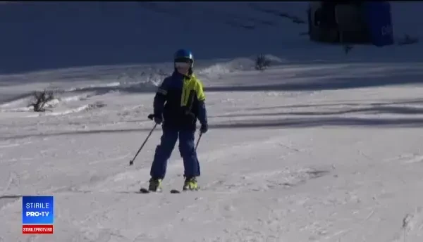 Primul weekend de schi la munte. Pârtiile pentru începători, deschise la Azuga