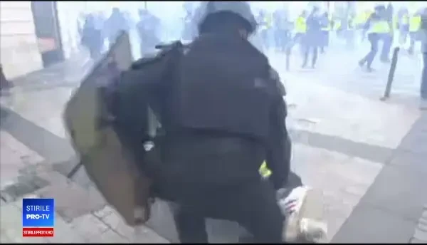 Protest violent în Paris. Manifestanții ”vestele galbene”, ciocniri cu forțele de ordine
