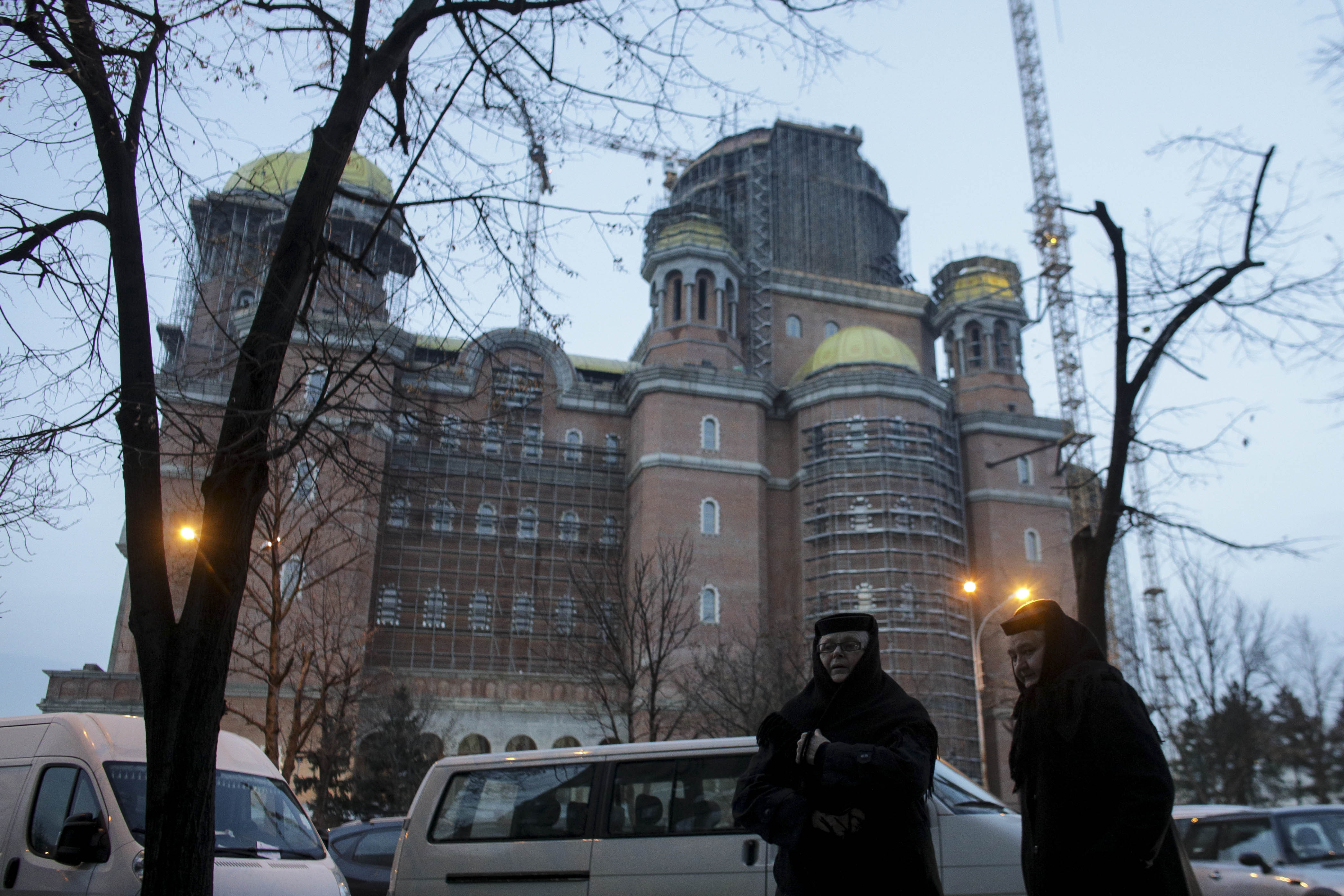 Îmbrânceli între enoriaşi şi jandarmi la Catedrala Mântuirii Neamului. Jandarmeria face apel la calm