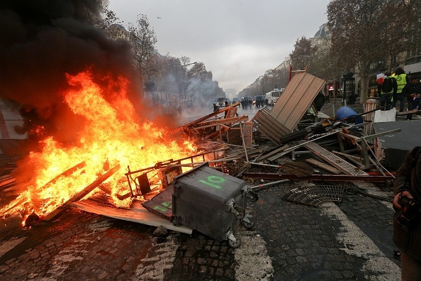 Baricade, haos și lupte de stradă în Paris. Mesajul lui Macron pentru ”vestele galbene"