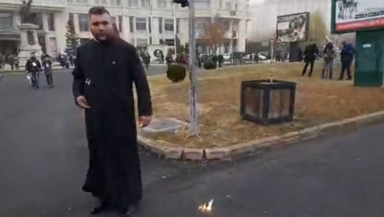 Momentul în care un preot își dă foc în fața Catedralei Neamului. VIDEO
