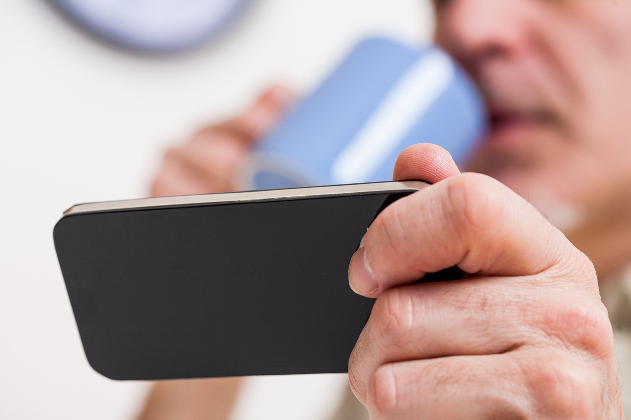 Pensionar, în culmea fericirii, după ce și-a întâlnit dragostea online. Cui i-a trimis de fapt 22.000 euro