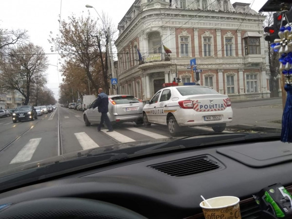 Scene amuzante într-o intersecție din Galați. Cum a ajuns o șoferiță să lovească o mașină de poliție