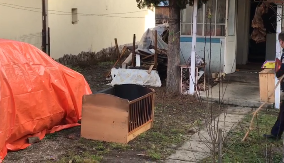 Fetiţă de un an moartă la Vatra Dornei după ce fratele de 2 ani i-a pus jar în pătuţ