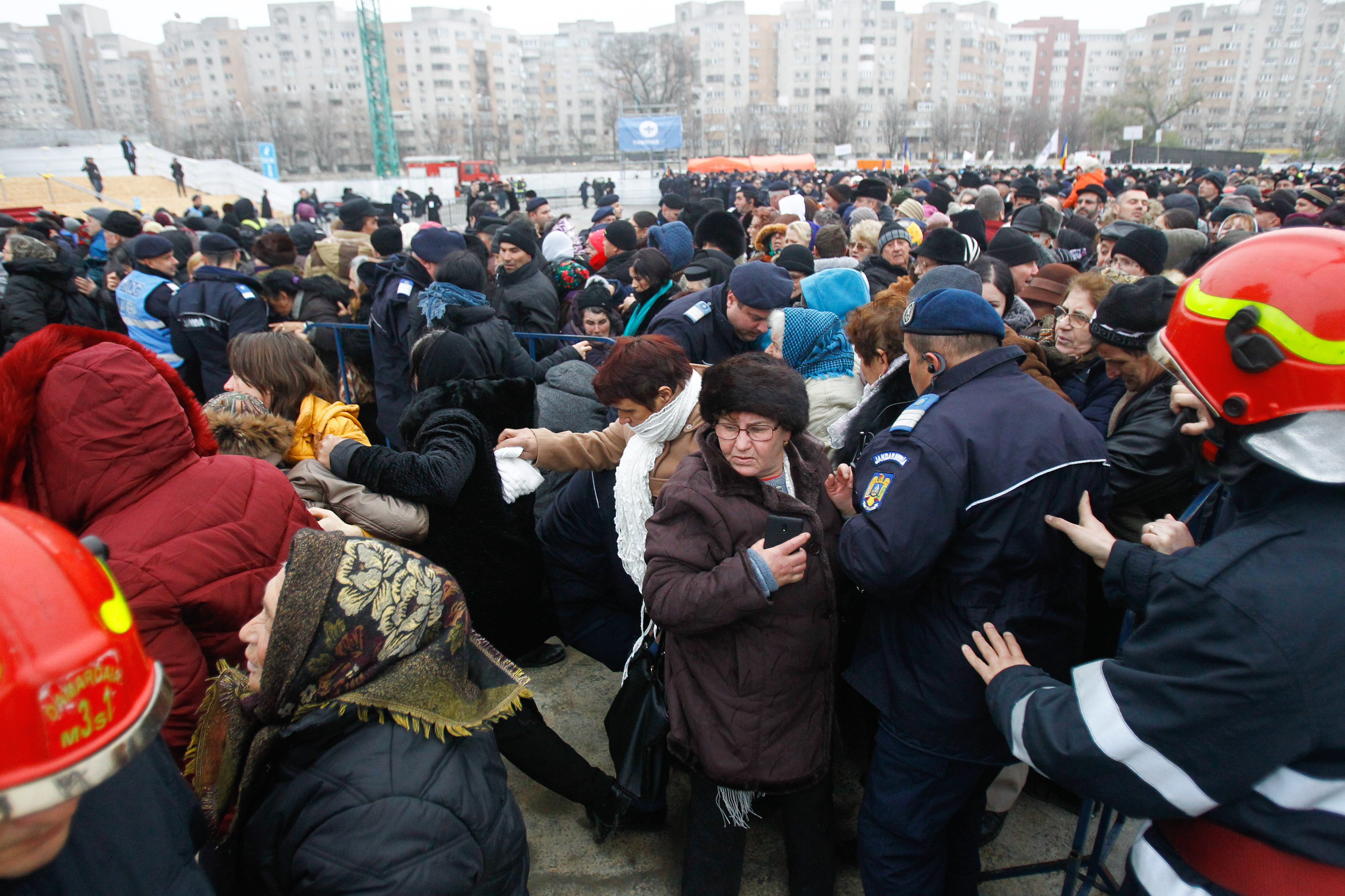 105 persoane au avut nevoie de îngrijiri la slujba de la Catedrala Neamului
