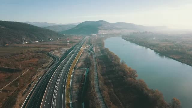 EUROPA, AŞTEAPTĂ-NE: VENIM PE JOS! 6 ani pentru 9 km de autostradă, radiografia drumurilor noastre în an centenar