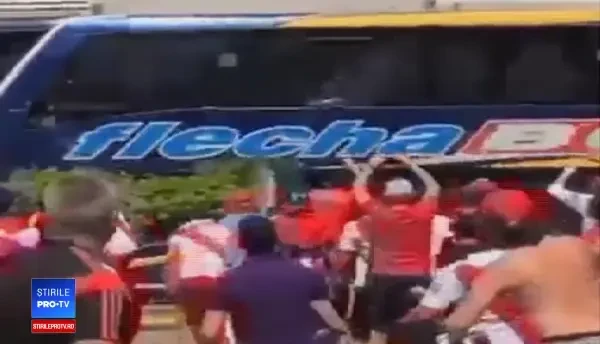 Autocarul echipei Boca Juniors, atacat cu pietre de ultraşii echipei River Plate. Imagini cu violențele