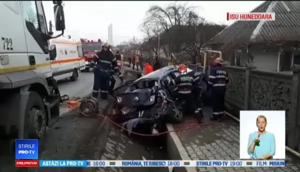 Tragedie pe șosea, în Hunedoara. Un tânăr a murit, iar sora lui e rănită. VIDEO