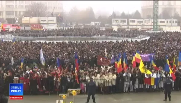 Zeci de mii de români au răbdat în frig pentru a păși în Catedrala Neamului. Mesajul Patriarhului Daniel