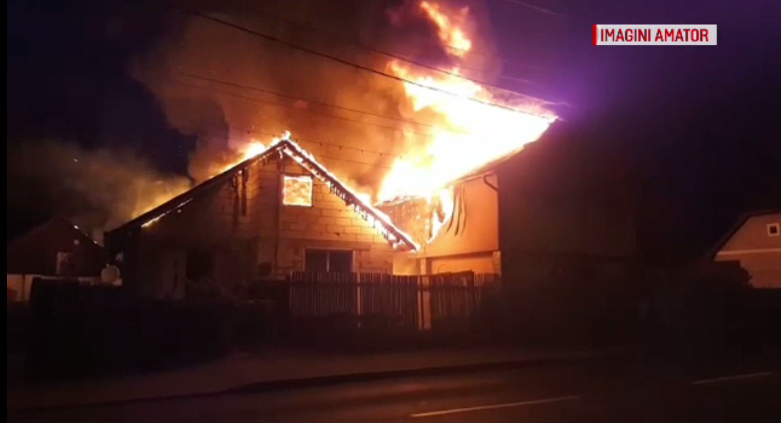 Două case au ars din temelii în urma unui incendiu de proporții. ”Ardem toți ca șobolanii”