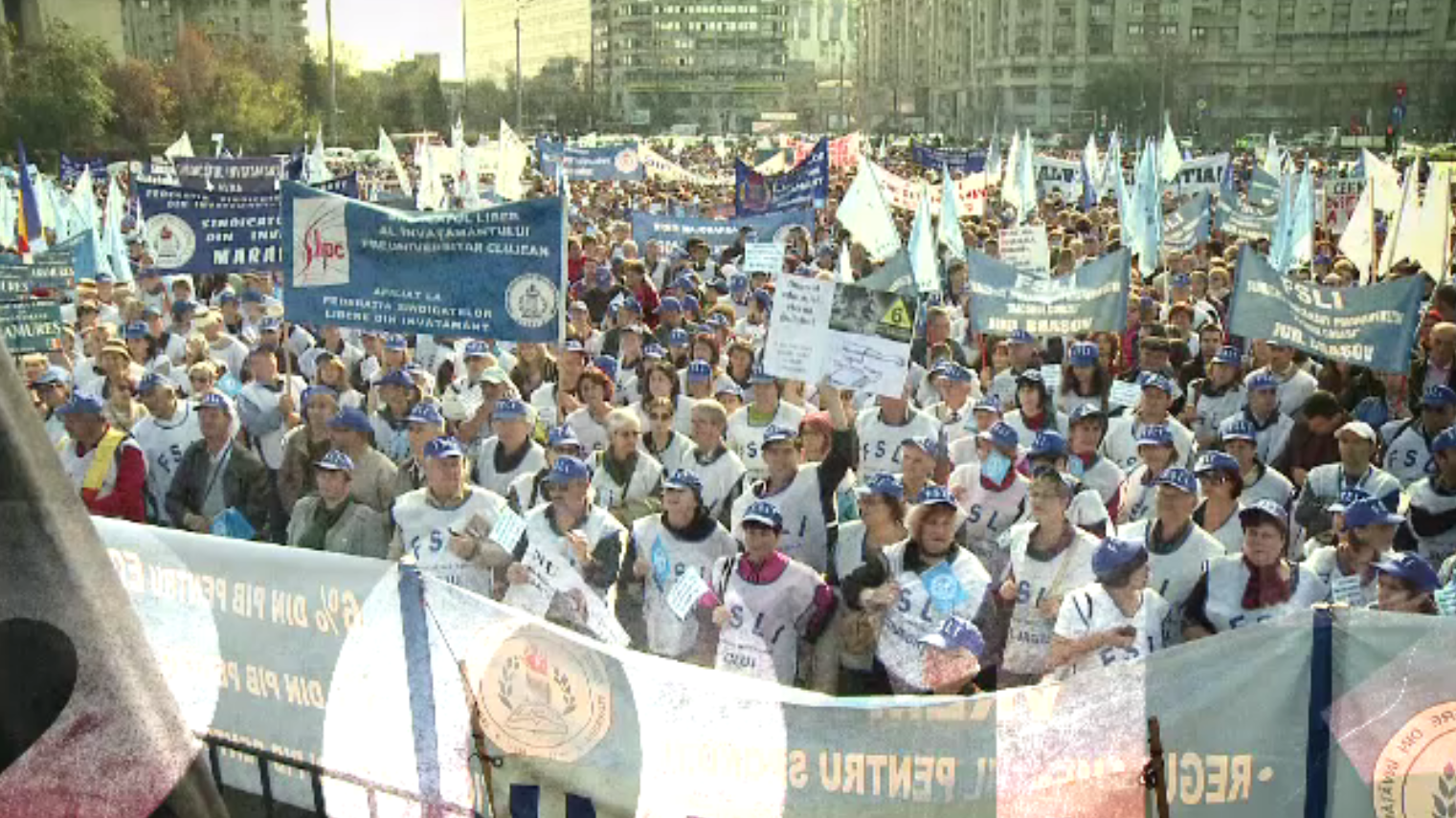 ”100 de ani în 100 de zile”. 2013 - Românii încep să protesteze împotriva clasei politice