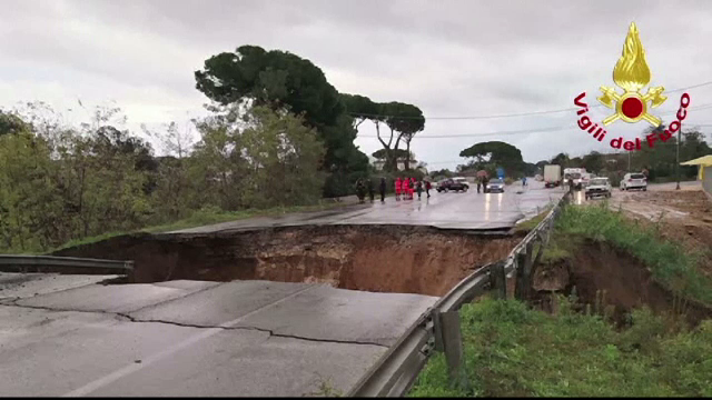 Mașină ”înghițită” de o groapă uriașă apărută într-o șosea din Italia, din cauza ploilor