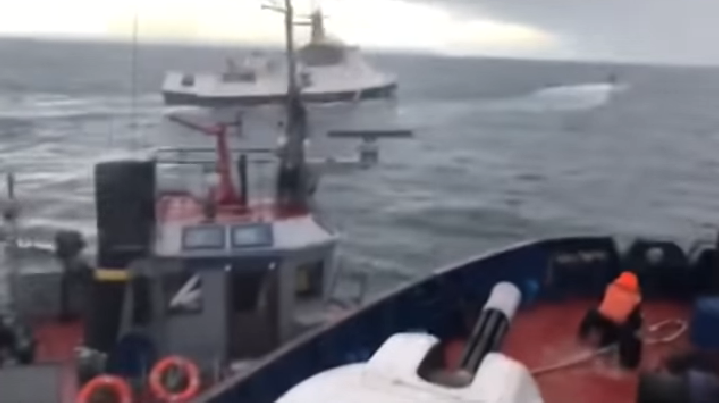 Momentul în care o navă rusească lovește un remorcher ucrainean. VIDEO